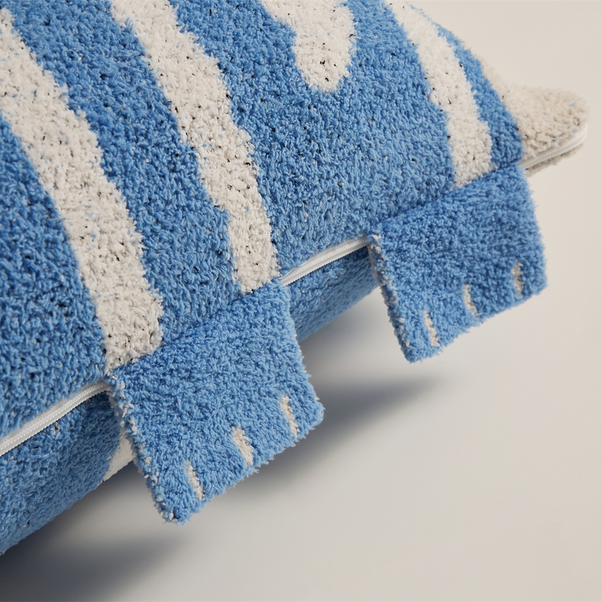 91家纺网 家纺一手货源 找家纺 暖绵绵家纺 2025新款半边绒比丘兔抱枕（最低零售价：153元） 比丘兔-蓝色