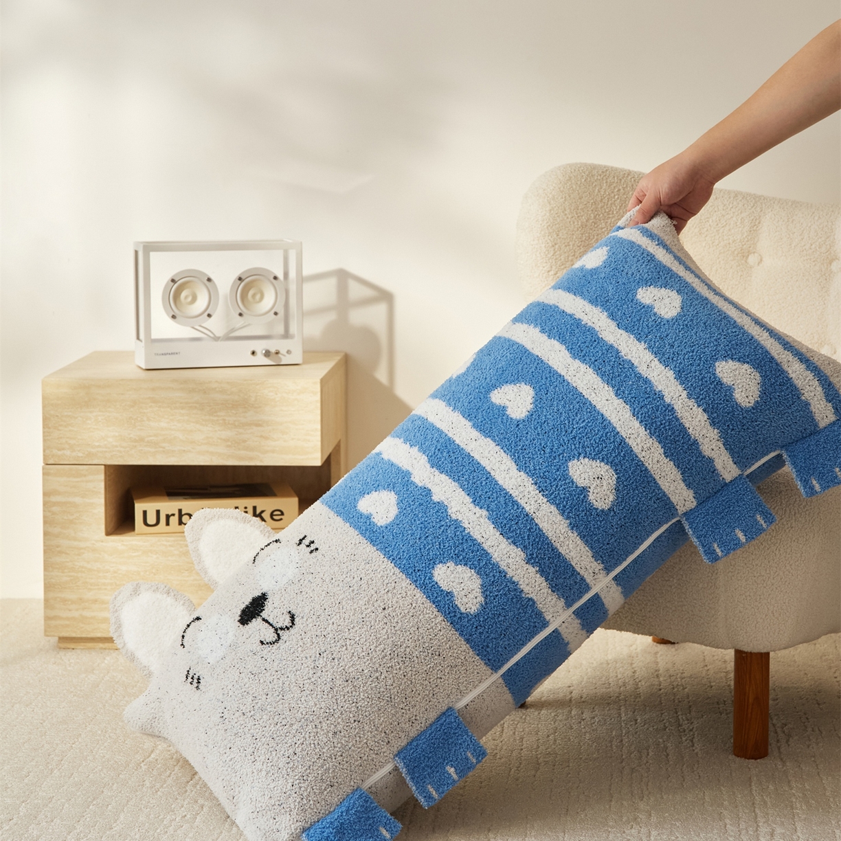 91家纺网 家纺一手货源 找家纺 暖绵绵家纺 2025新款半边绒比丘兔抱枕（最低零售价：153元） 比丘兔-蓝色