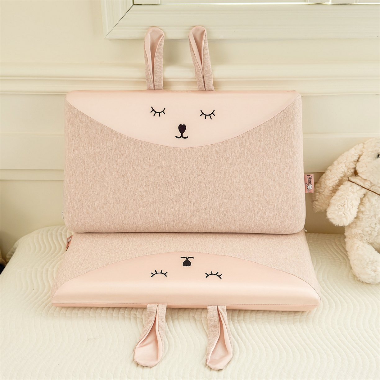 91家纺网 家纺一手货源 找家纺 （总）麦肯锡 2025新款丝柔长耳兔记忆平枕  枕头枕芯