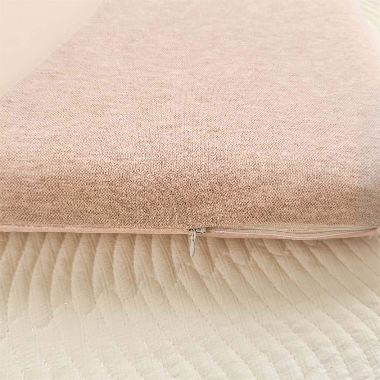 91家纺网 家纺一手货源 找家纺 （总）麦肯锡 2025新款丝柔长耳兔记忆平枕  枕头枕芯