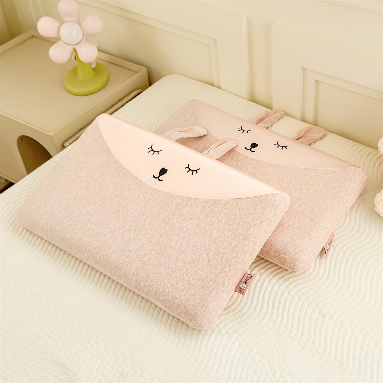 91家纺网 家纺一手货源 找家纺 （总）麦肯锡 2025新款丝柔长耳兔记忆平枕  枕头枕芯