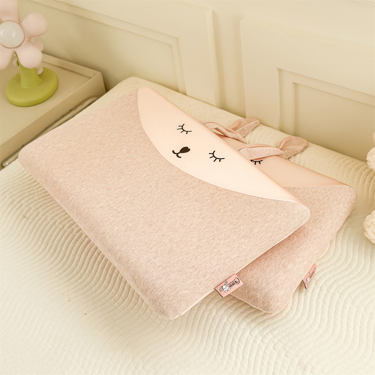 91家纺网 家纺一手货源 找家纺 （总）麦肯锡 2025新款丝柔长耳兔记忆平枕  枕头枕芯