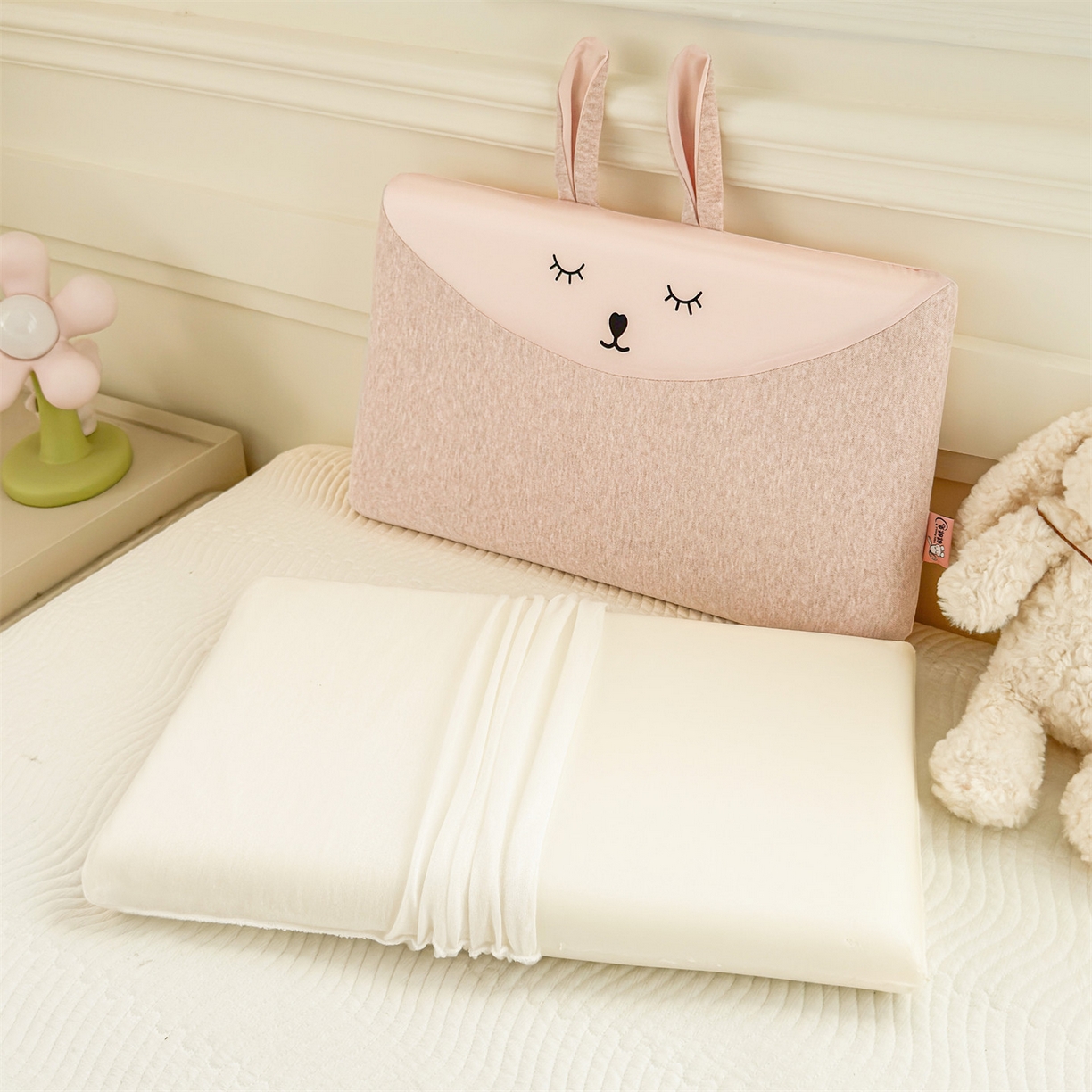 91家纺网 家纺一手货源 找家纺 （总）麦肯锡 2025新款丝柔长耳兔记忆平枕  枕头枕芯,粉色/只,灰色/只,粉色/对,灰色/对