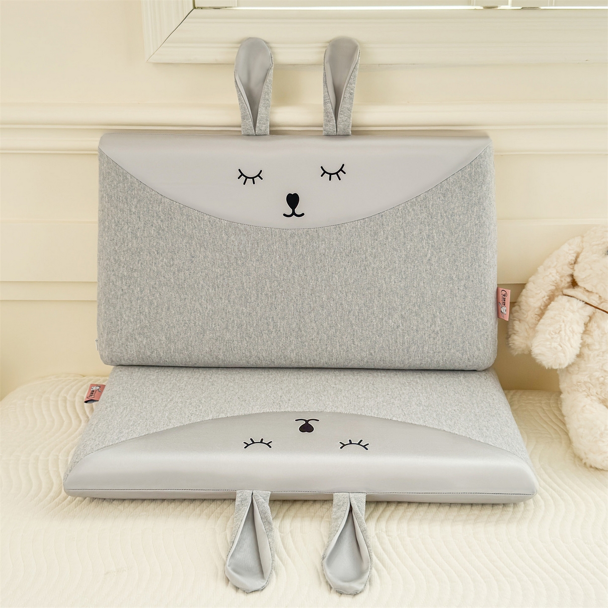 91家纺网 家纺一手货源 找家纺 麦肯锡 2025新款丝柔长耳兔记忆平枕  枕头枕芯 灰色/对