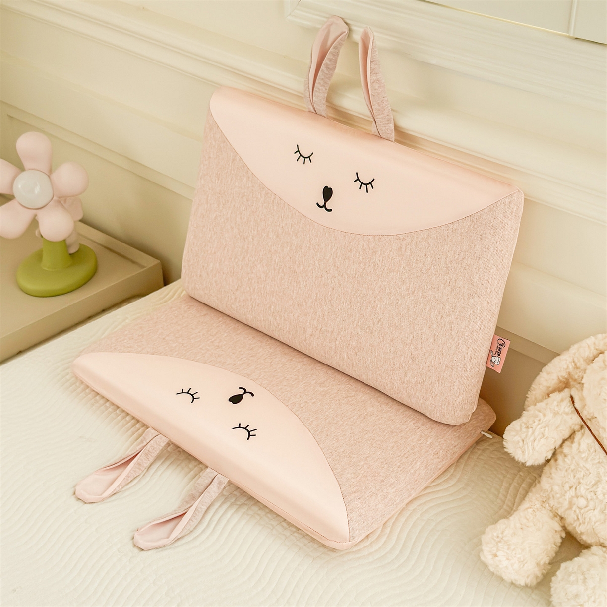 91家纺网 家纺一手货源 找家纺 麦肯锡 2025新款丝柔长耳兔记忆平枕  枕头枕芯 粉色/只