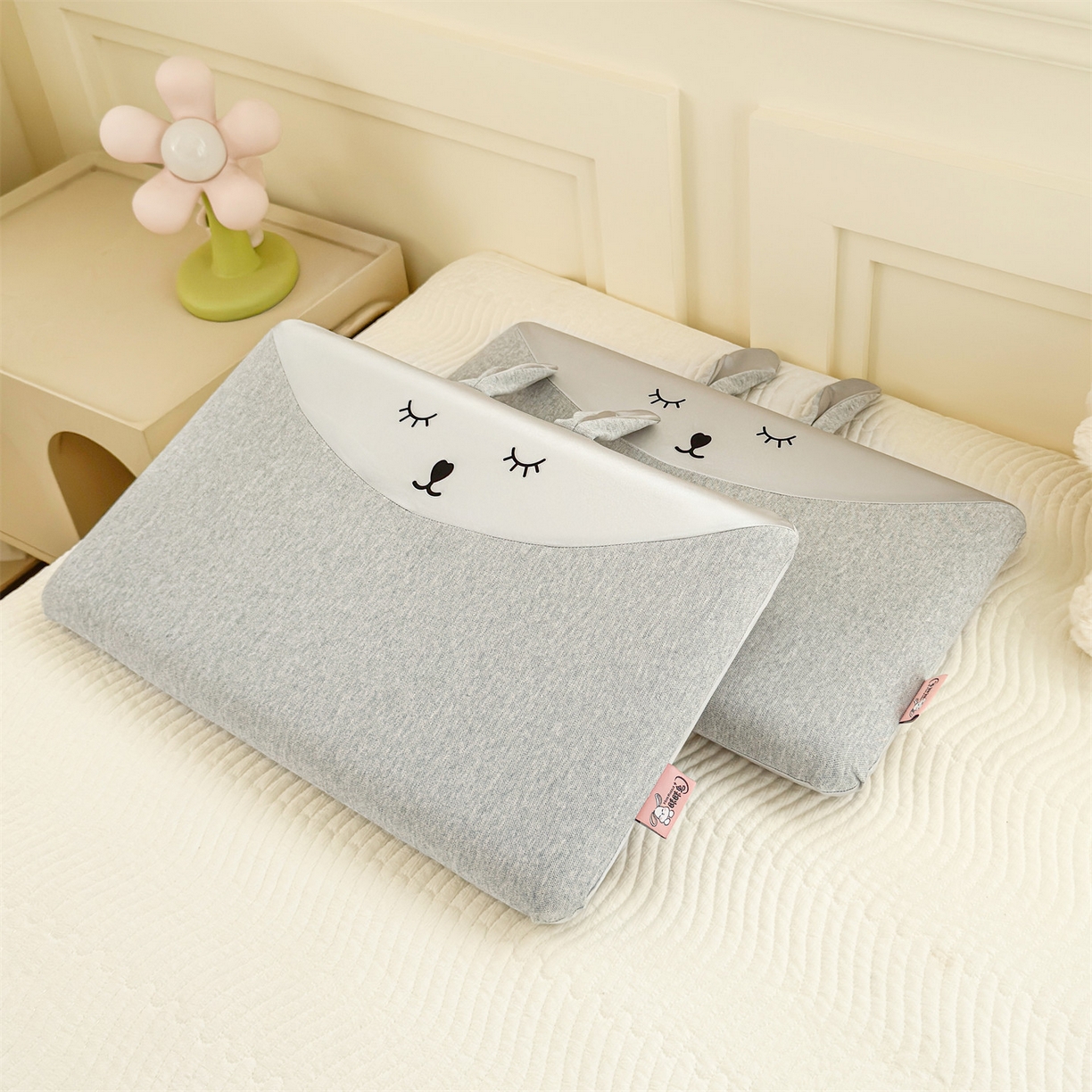 91家纺网 家纺一手货源 找家纺 麦肯锡 2025新款丝柔长耳兔记忆平枕  枕头枕芯 灰色/只