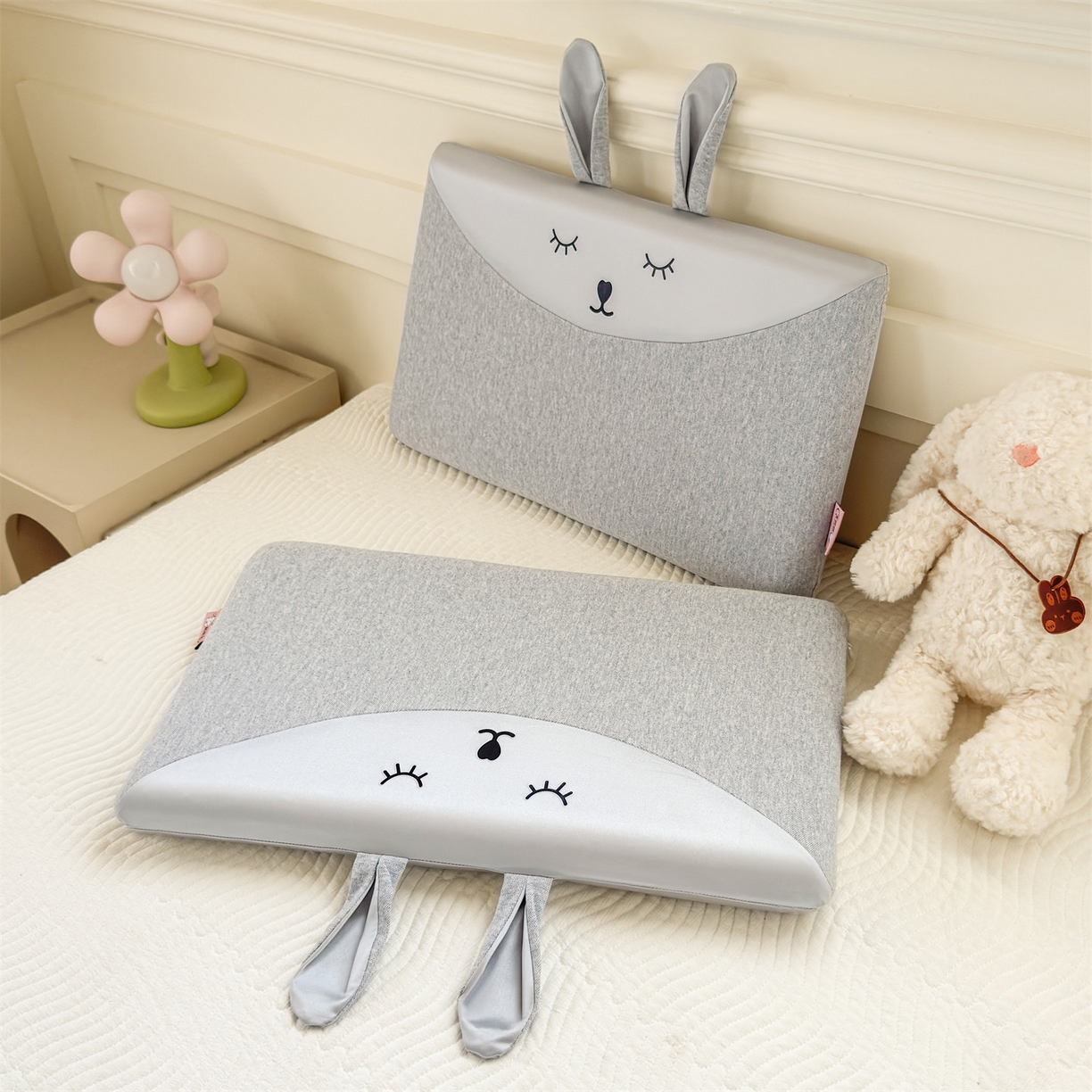 91家纺网 家纺一手货源 找家纺 麦肯锡 2025新款丝柔长耳兔记忆平枕  枕头枕芯 灰色/只