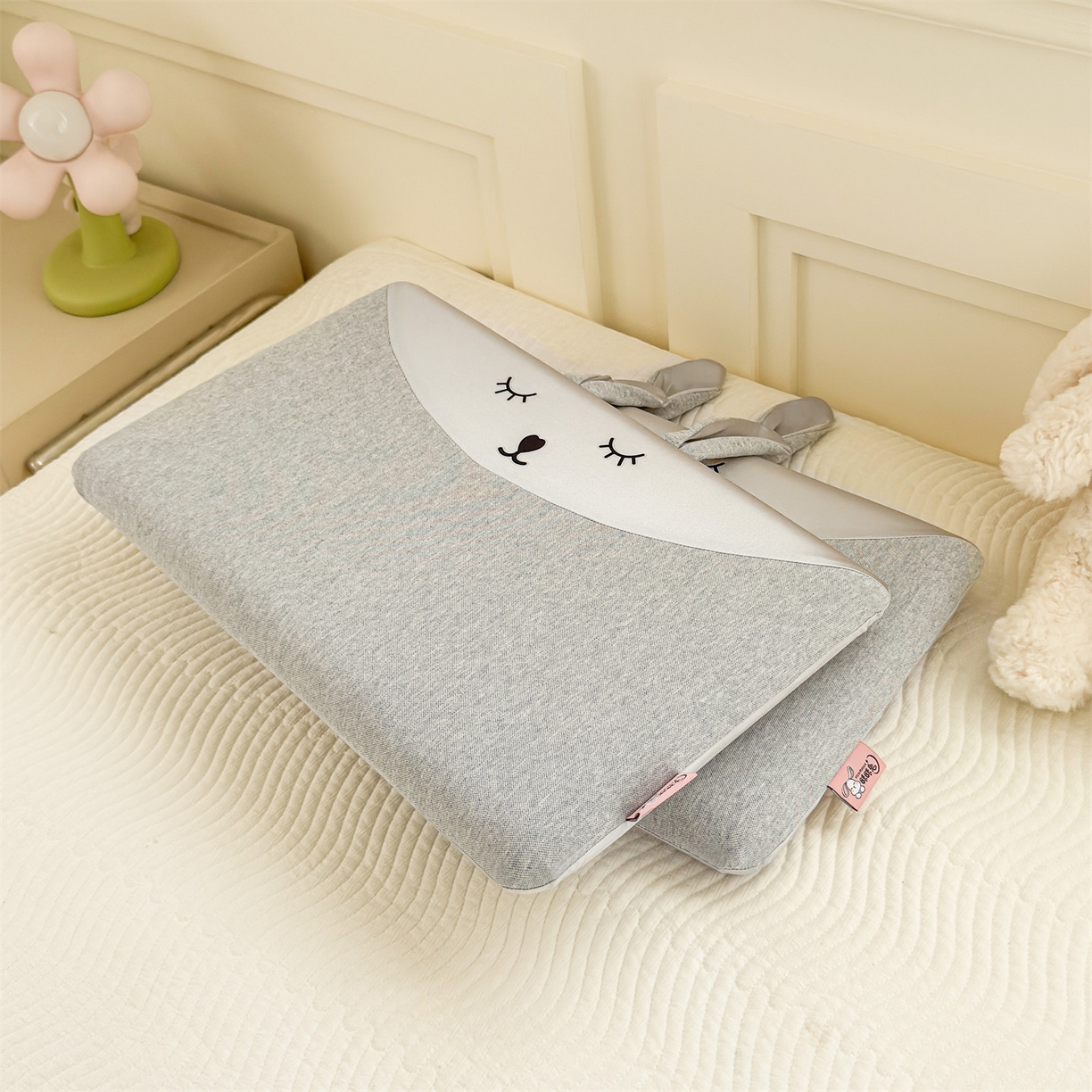 91家纺网 家纺一手货源 找家纺 麦肯锡 2025新款丝柔长耳兔记忆平枕  枕头枕芯 灰色/对