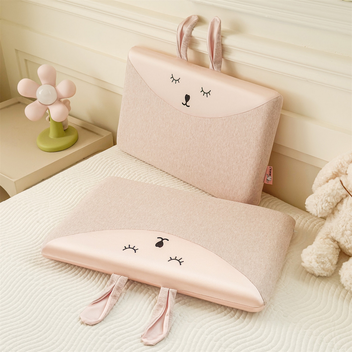 91家纺网 家纺一手货源 找家纺 麦肯锡 2025新款丝柔长耳兔记忆平枕  枕头枕芯 粉色/只