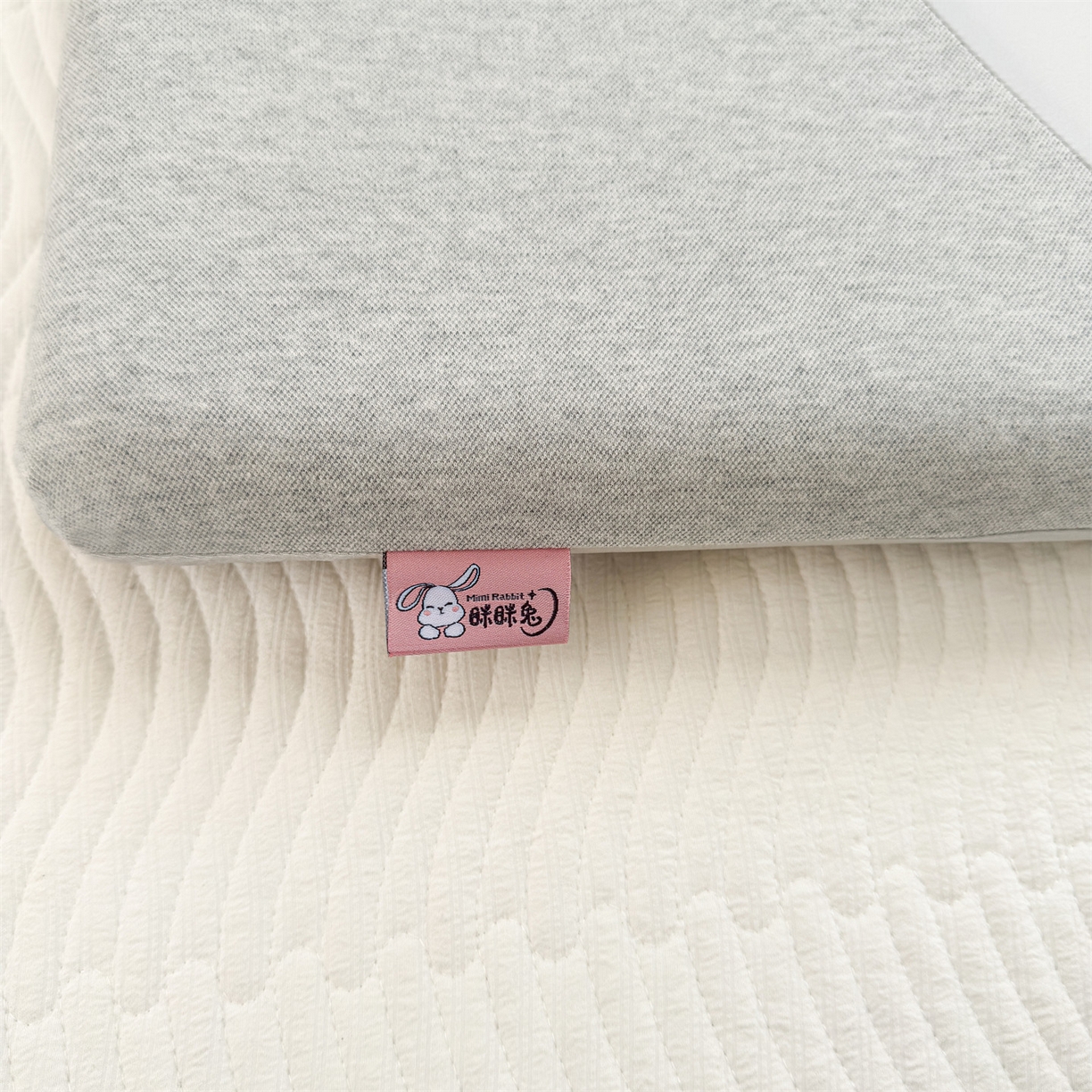 91家纺网 家纺一手货源 找家纺 麦肯锡 2025新款丝柔长耳兔记忆平枕  枕头枕芯 灰色/只