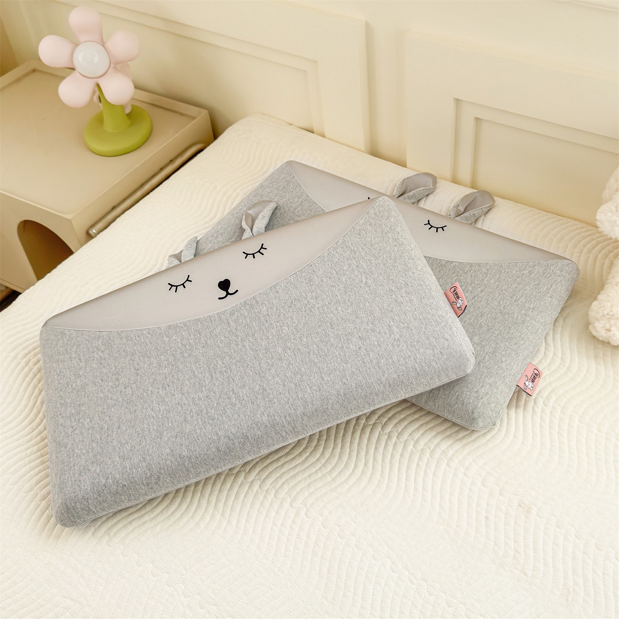 91家纺网 家纺一手货源 找家纺 麦肯锡 2025新款丝柔长耳兔记忆平枕  枕头枕芯 灰色/对