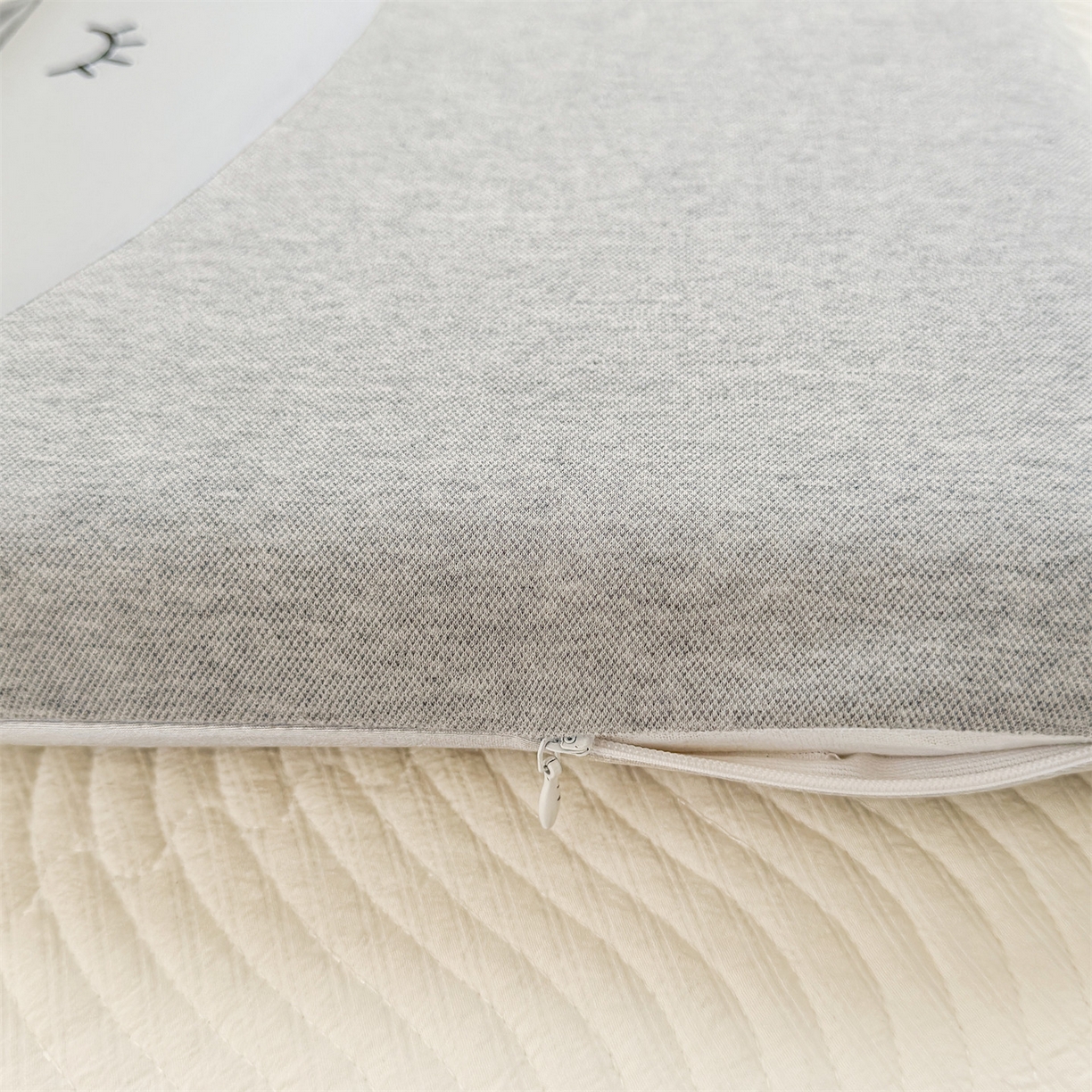 91家纺网 家纺一手货源 找家纺 麦肯锡 2025新款丝柔长耳兔记忆平枕  枕头枕芯 灰色/只