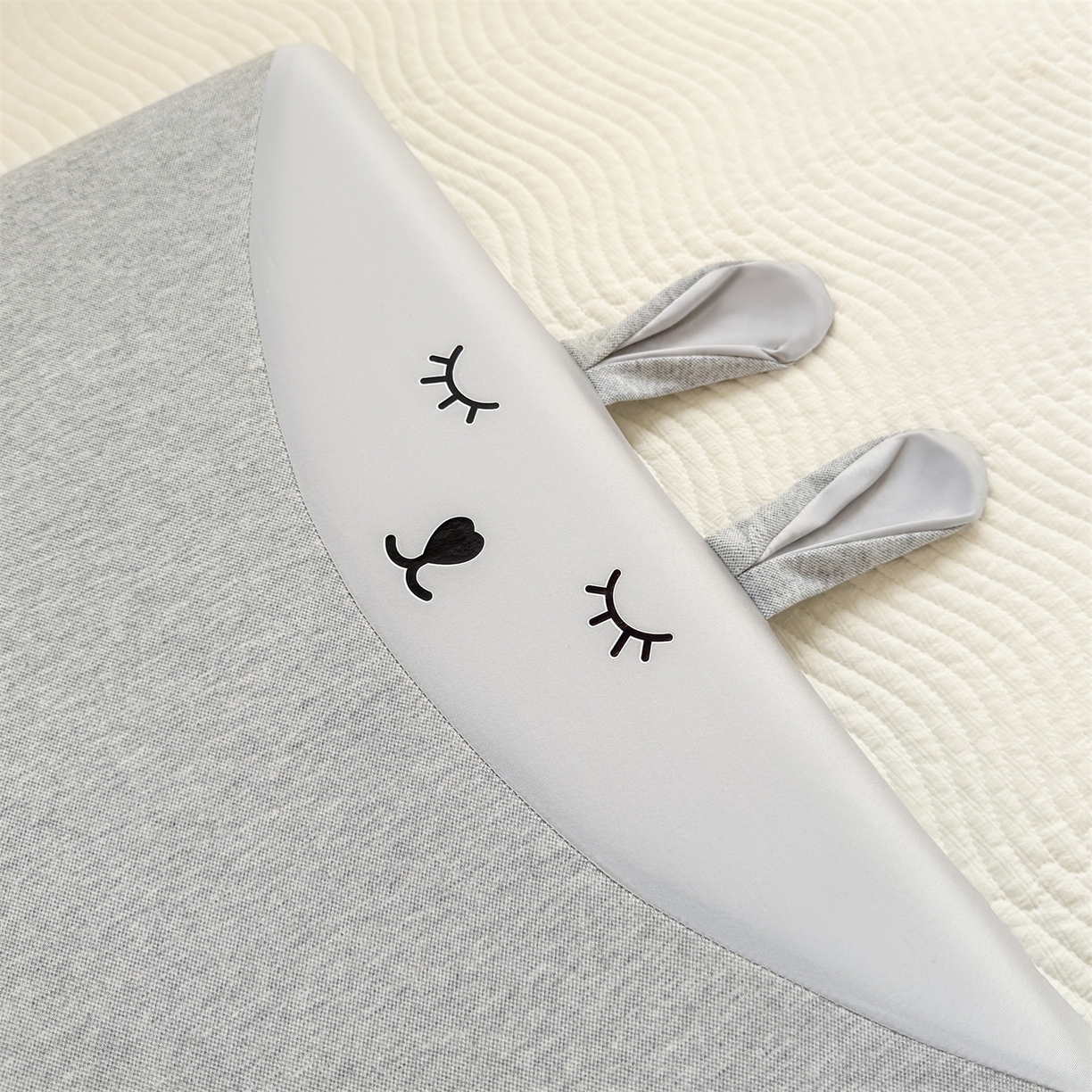 91家纺网 家纺一手货源 找家纺 麦肯锡 2025新款丝柔长耳兔记忆平枕  枕头枕芯 灰色/对