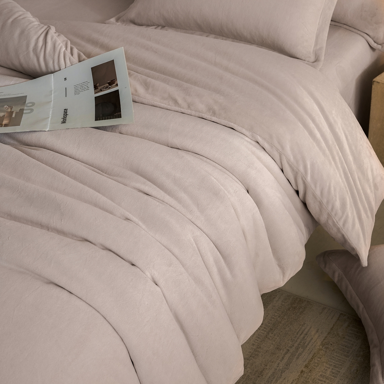 91家纺网 家纺一手货源 找家纺 禧禾 2025新款A类300G醇厚速暖绒四件套牛奶绒四件套 奶茶灰