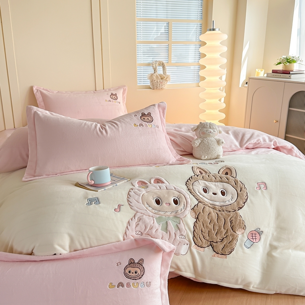 91家纺网 家纺一手货源 找家纺 （总）金窝窝家纺 2025新款全消光高克重牛奶绒贴布绣四件套