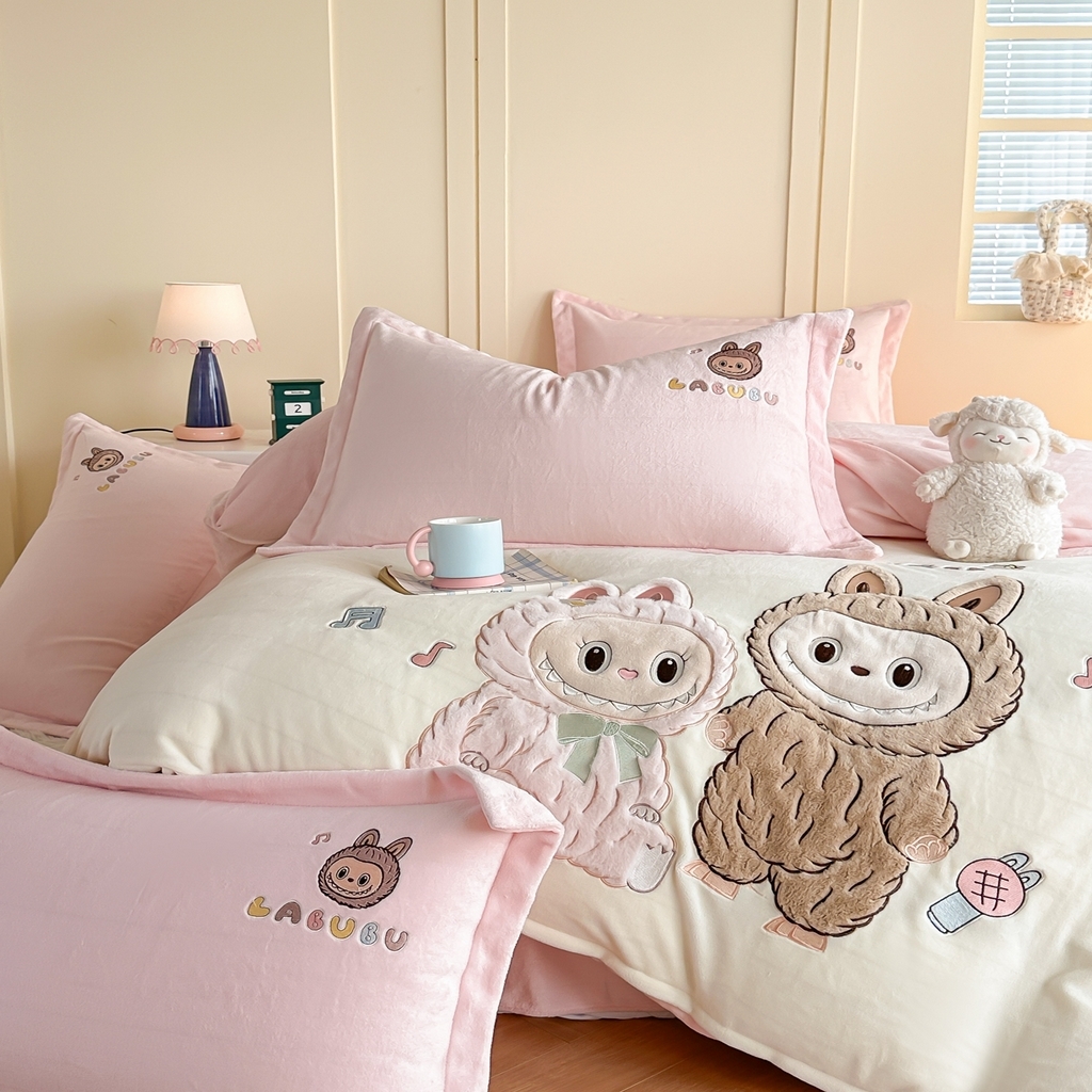 91家纺网 家纺一手货源 找家纺 （总）金窝窝家纺 2025新款全消光高克重牛奶绒贴布绣四件套