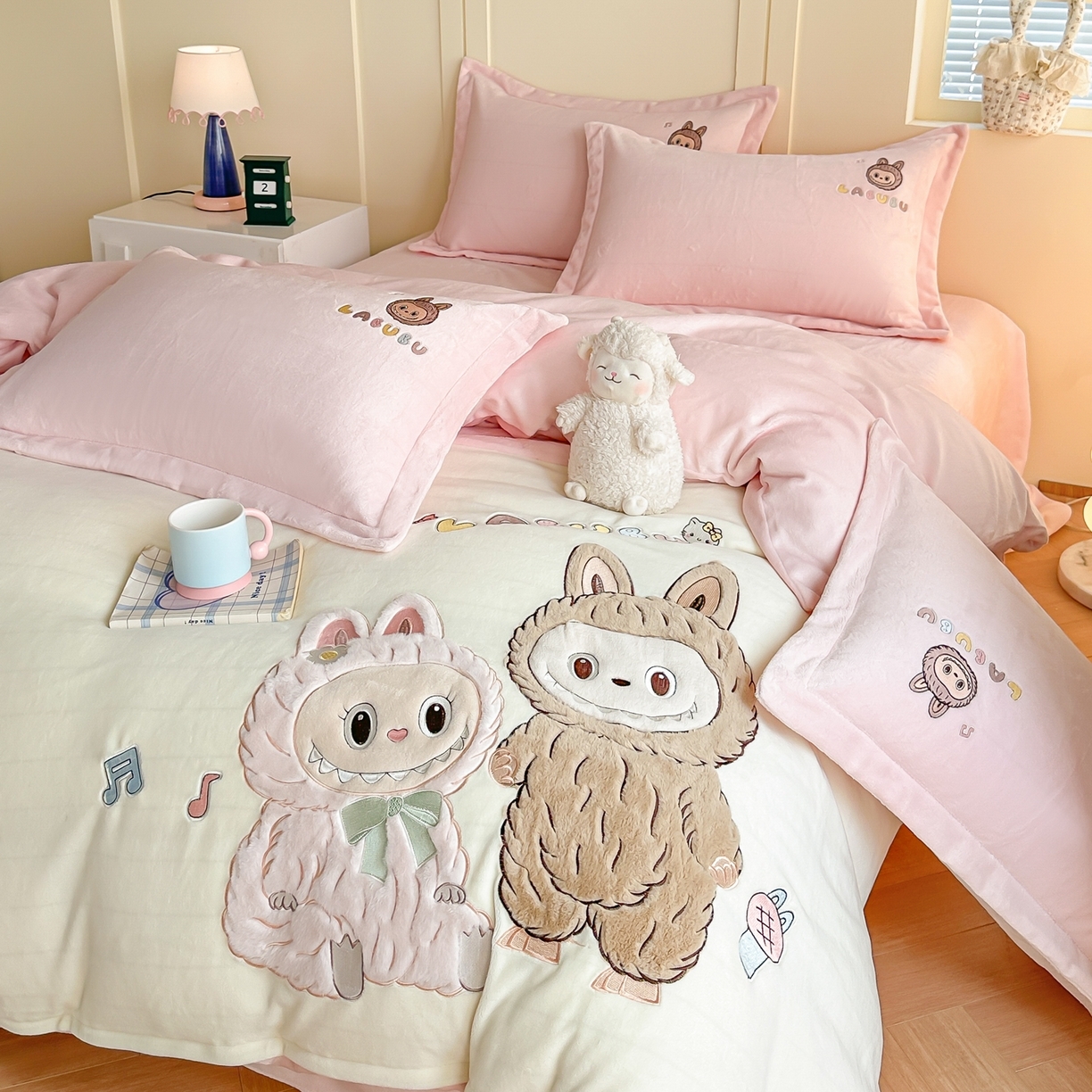 91家纺网 家纺一手货源 找家纺 （总）金窝窝家纺 2025新款全消光高克重牛奶绒贴布绣四件套