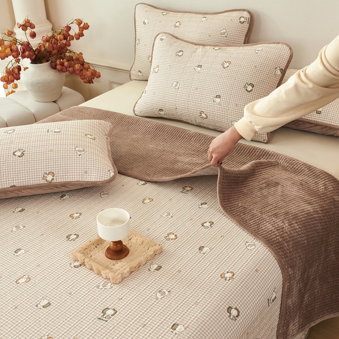 91家纺网 家纺一手货源 找家纺 莎果家纺 2025冬季新款热推冬季必备寒冷的冬季有了它便多了些温暖婴儿绒+全棉床盖三件套 卡通小象