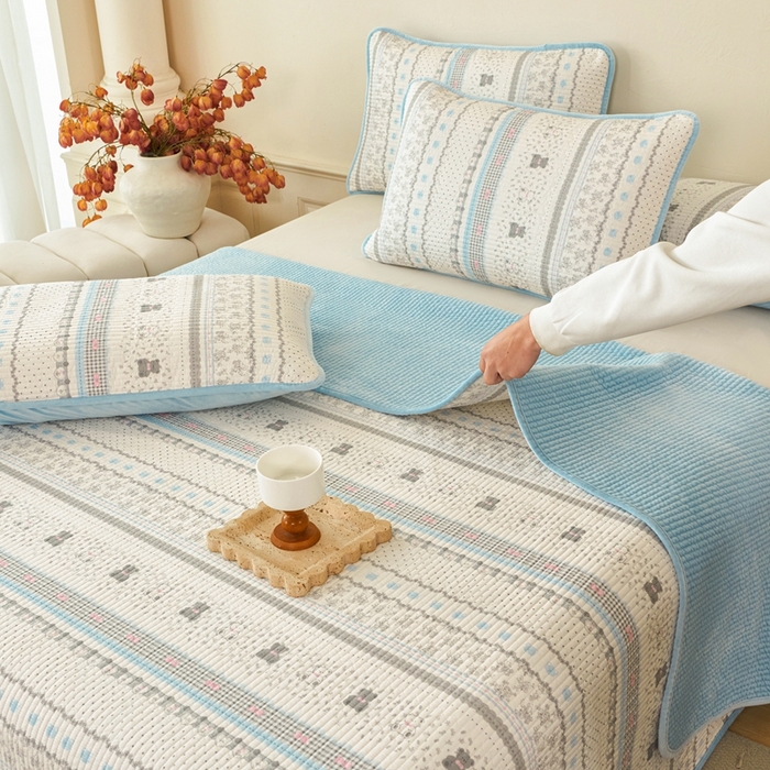 91家纺网 家纺一手货源 找家纺 莎果家纺 2025冬季新款热推冬季必备寒冷的冬季有了它便多了些温暖婴儿绒+全棉床盖三件套 时尚小熊