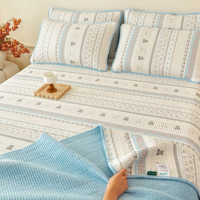 91家纺网 家纺一手货源 找家纺 莎果家纺 2025冬季新款热推冬季必备寒冷的冬季有了它便多了些温暖婴儿绒+全棉床盖三件套 时尚小熊