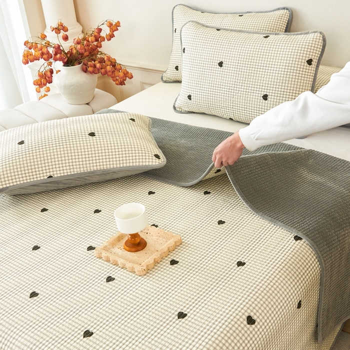 91家纺网 家纺一手货源 找家纺 莎果家纺 2025冬季新款热推冬季必备寒冷的冬季有了它便多了些温暖婴儿绒+全棉床盖三件套 心心相印