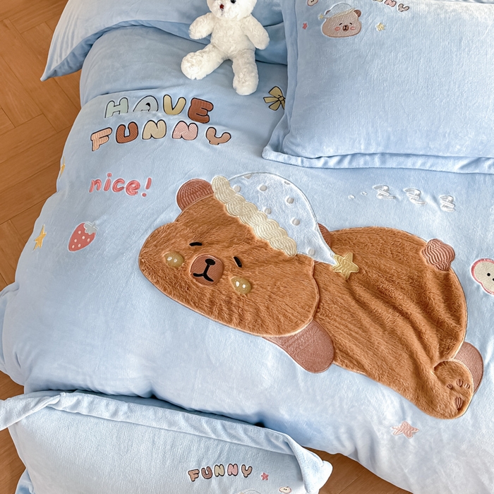 91家纺网 家纺一手货源 找家纺 金窝窝家纺 2025新款全消光高克重牛奶绒贴布绣四件套 卡皮熊-天空蓝