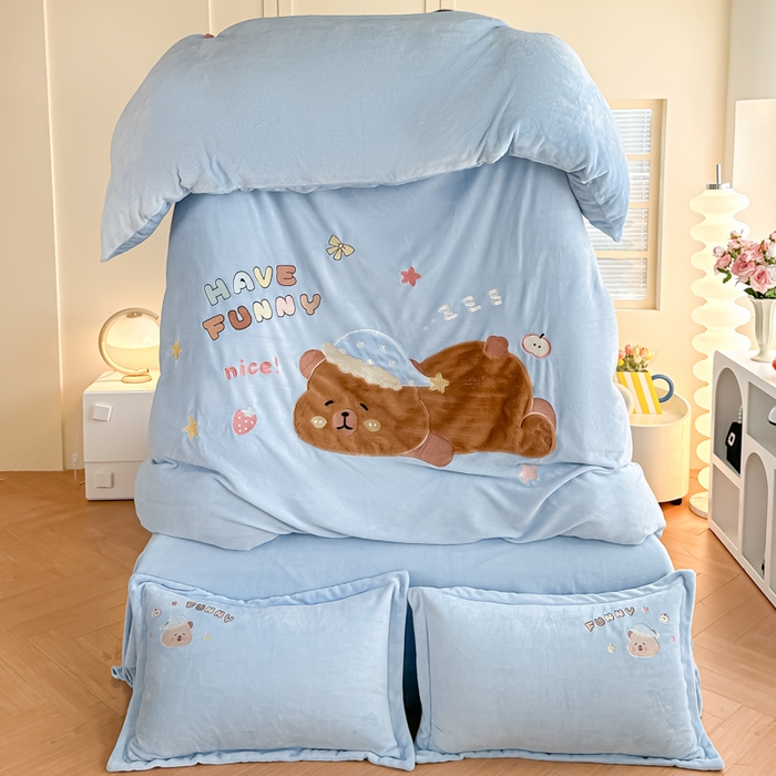 91家纺网 家纺一手货源 找家纺 金窝窝家纺 2025新款全消光高克重牛奶绒贴布绣四件套 卡皮熊-天空蓝