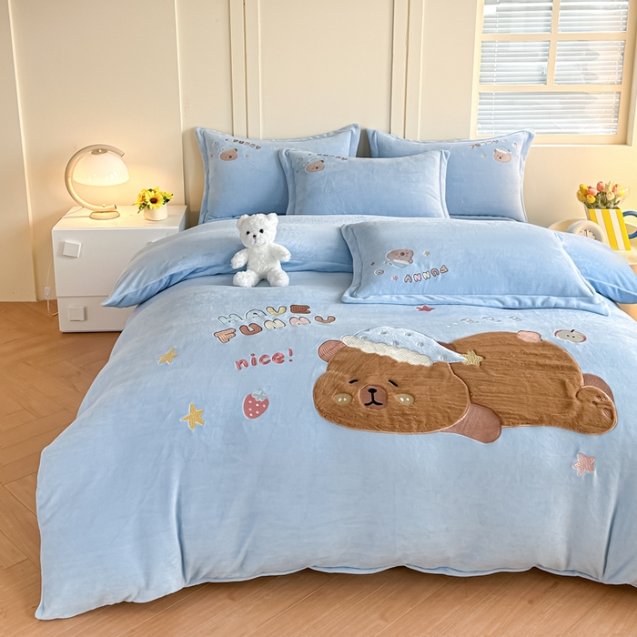 91家纺网 家纺一手货源 找家纺 金窝窝家纺 2025新款全消光高克重牛奶绒贴布绣四件套 卡皮熊-天空蓝