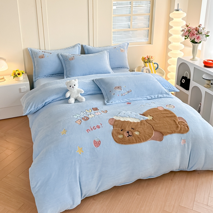 91家纺网 家纺一手货源 找家纺 金窝窝家纺 2025新款全消光高克重牛奶绒贴布绣四件套 卡皮熊-天空蓝