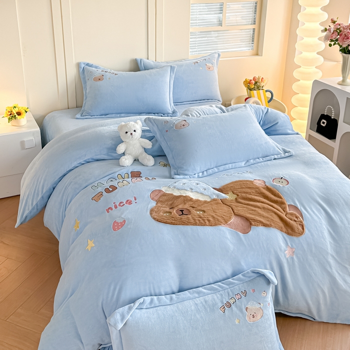 91家纺网 家纺一手货源 找家纺 金窝窝家纺 2025新款全消光高克重牛奶绒贴布绣四件套 卡皮熊-天空蓝