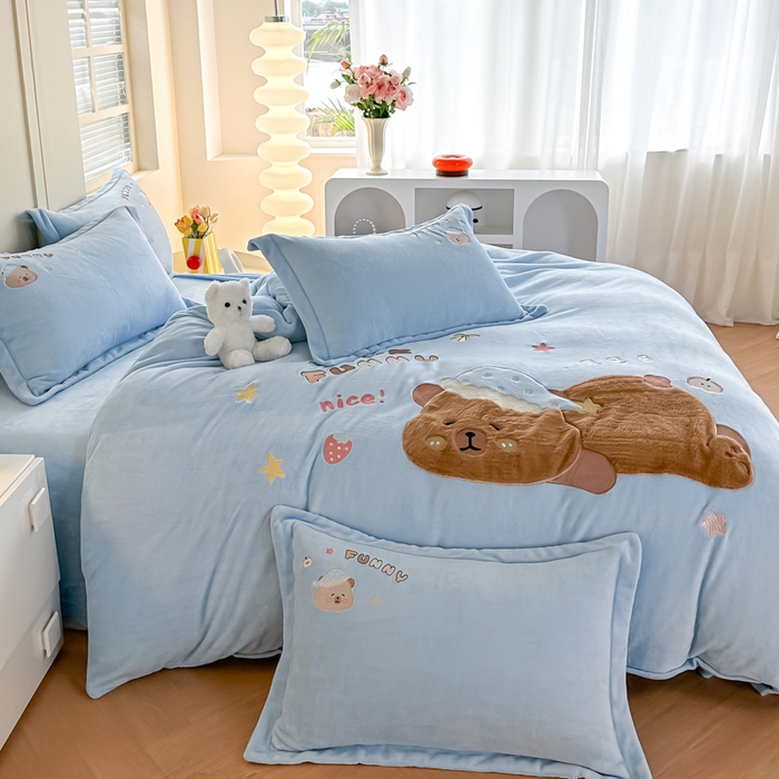 91家纺网 家纺一手货源 找家纺 金窝窝家纺 2025新款全消光高克重牛奶绒贴布绣四件套 卡皮熊-天空蓝