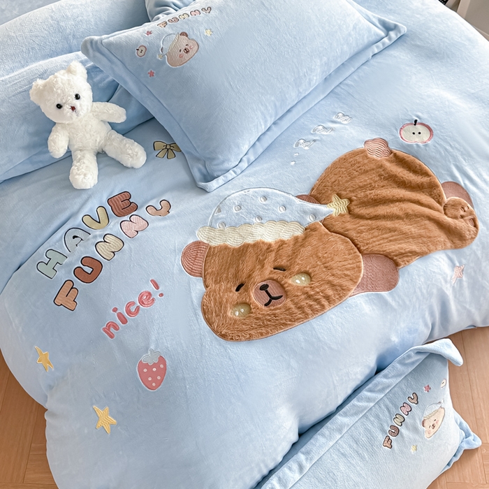91家纺网 家纺一手货源 找家纺 金窝窝家纺 2025新款全消光高克重牛奶绒贴布绣四件套 卡皮熊-天空蓝