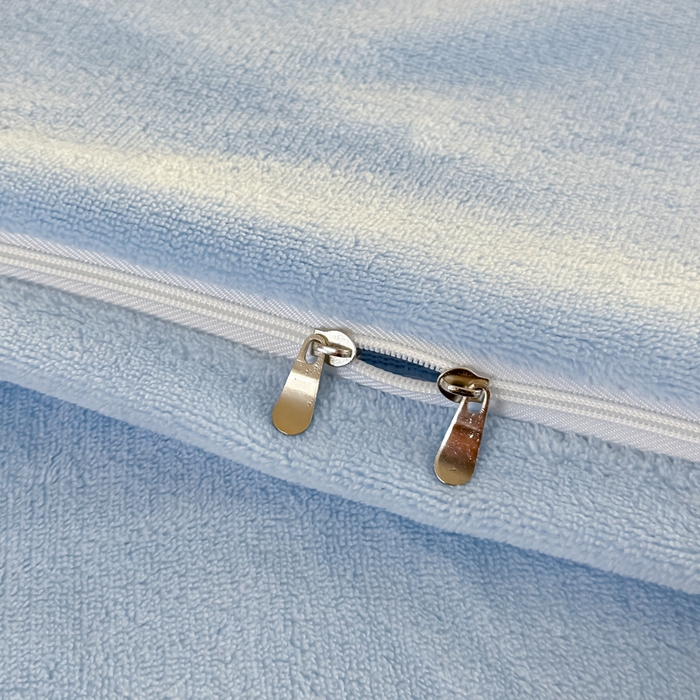 91家纺网 家纺一手货源 找家纺 金窝窝家纺 2025新款全消光高克重牛奶绒贴布绣四件套 卡皮熊-天空蓝