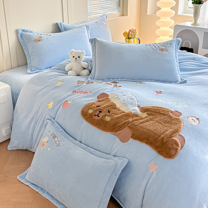 91家纺网 家纺一手货源 找家纺 金窝窝家纺 2025新款全消光高克重牛奶绒贴布绣四件套 卡皮熊-天空蓝
