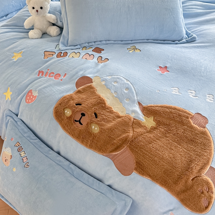 91家纺网 家纺一手货源 找家纺 金窝窝家纺 2025新款全消光高克重牛奶绒贴布绣四件套 卡皮熊-天空蓝