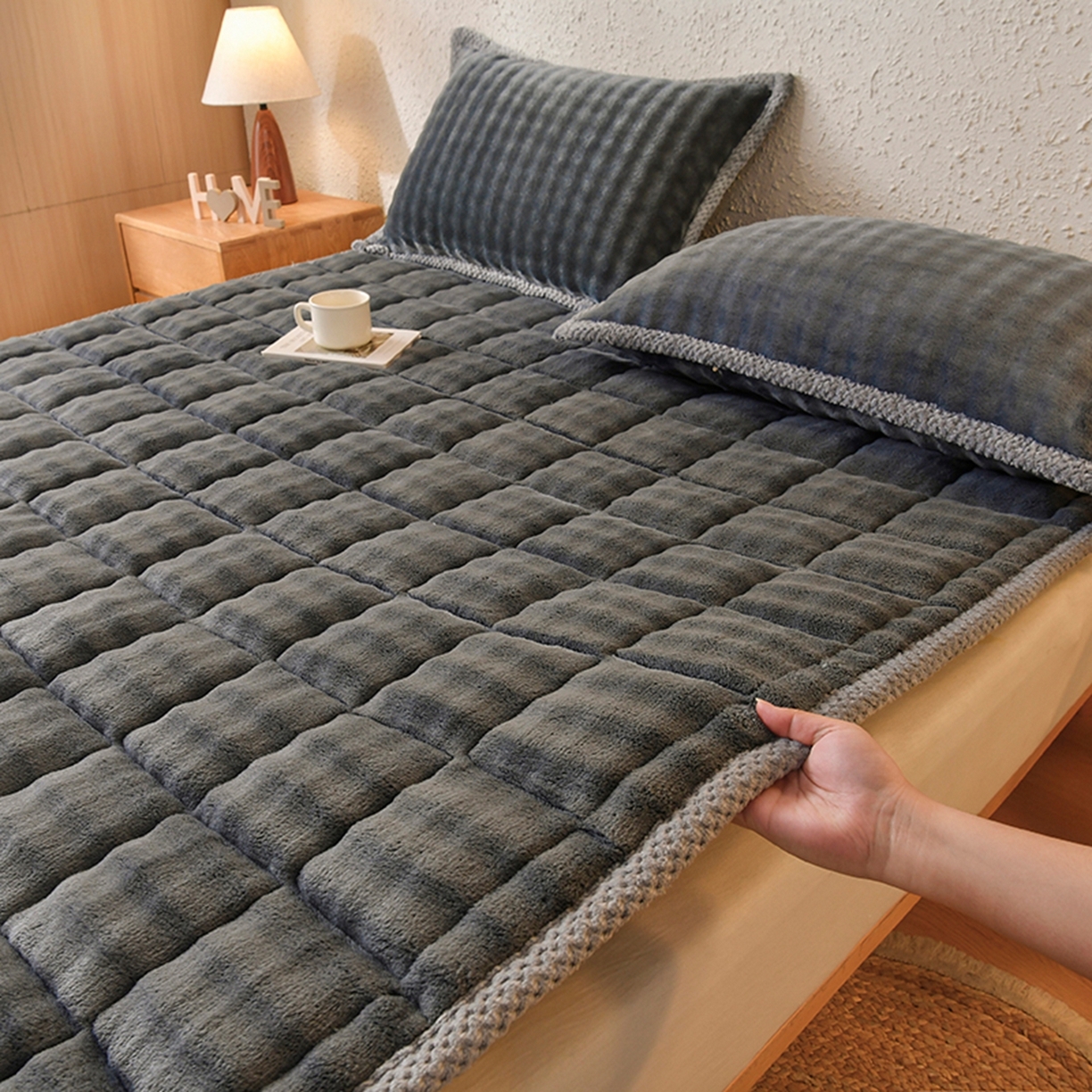 91家纺网 家纺一手货源 找家纺 鑫顺欣 2025新款泡泡牛奶绒床垫床褥 鸽子灰