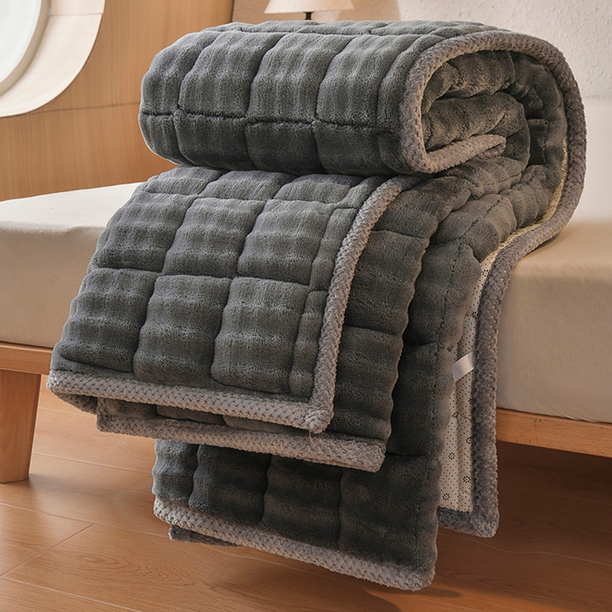 91家纺网 家纺一手货源 找家纺 鑫顺欣 2025新款泡泡牛奶绒床垫床褥 鸽子灰