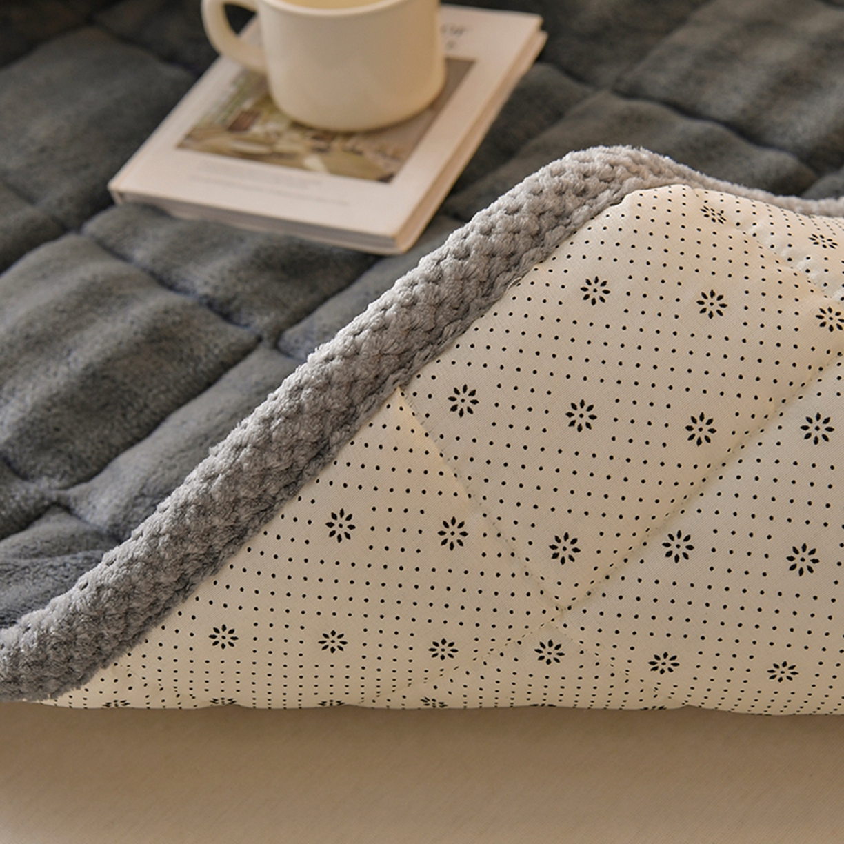 91家纺网 家纺一手货源 找家纺 鑫顺欣 2025新款泡泡牛奶绒床垫床褥 鸽子灰