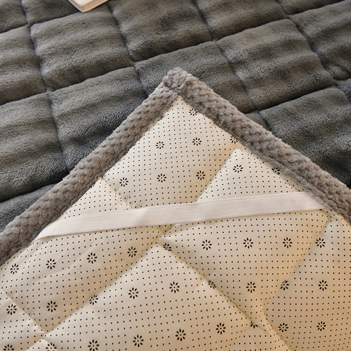 91家纺网 家纺一手货源 找家纺 鑫顺欣 2025新款泡泡牛奶绒床垫床褥 鸽子灰