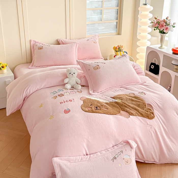 91家纺网 家纺一手货源 找家纺 金窝窝家纺 2025新款全消光高克重牛奶绒贴布绣四件套 卡皮熊-樱花粉