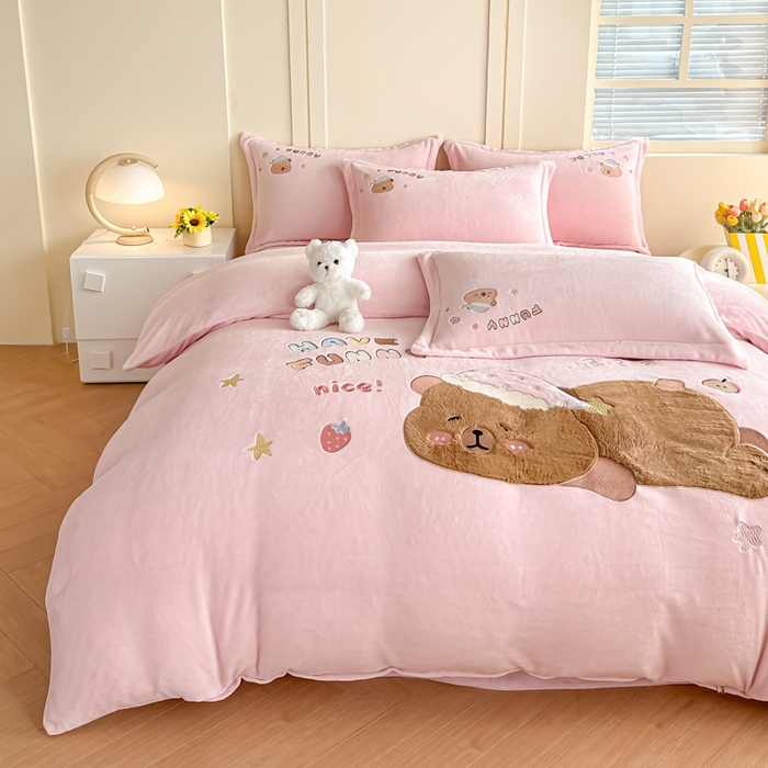 91家纺网 家纺一手货源 找家纺 金窝窝家纺 2025新款全消光高克重牛奶绒贴布绣四件套 卡皮熊-樱花粉