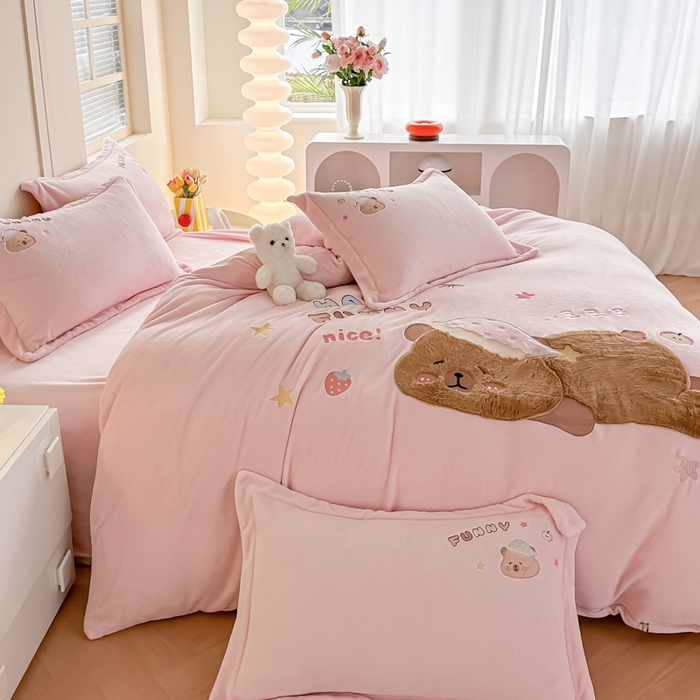 91家纺网 家纺一手货源 找家纺 金窝窝家纺 2025新款全消光高克重牛奶绒贴布绣四件套 卡皮熊-樱花粉