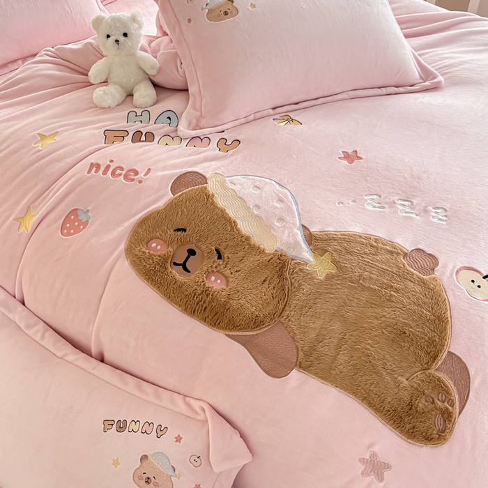 91家纺网 家纺一手货源 找家纺 金窝窝家纺 2025新款全消光高克重牛奶绒贴布绣四件套 卡皮熊-樱花粉