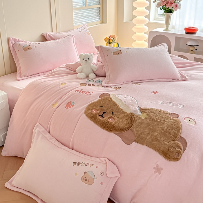 91家纺网 家纺一手货源 找家纺 金窝窝家纺 2025新款全消光高克重牛奶绒贴布绣四件套 卡皮熊-樱花粉