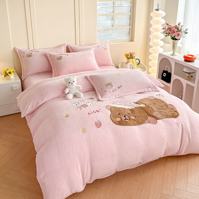 91家纺网 家纺一手货源 找家纺 金窝窝家纺 2025新款全消光高克重牛奶绒贴布绣四件套 卡皮熊-樱花粉