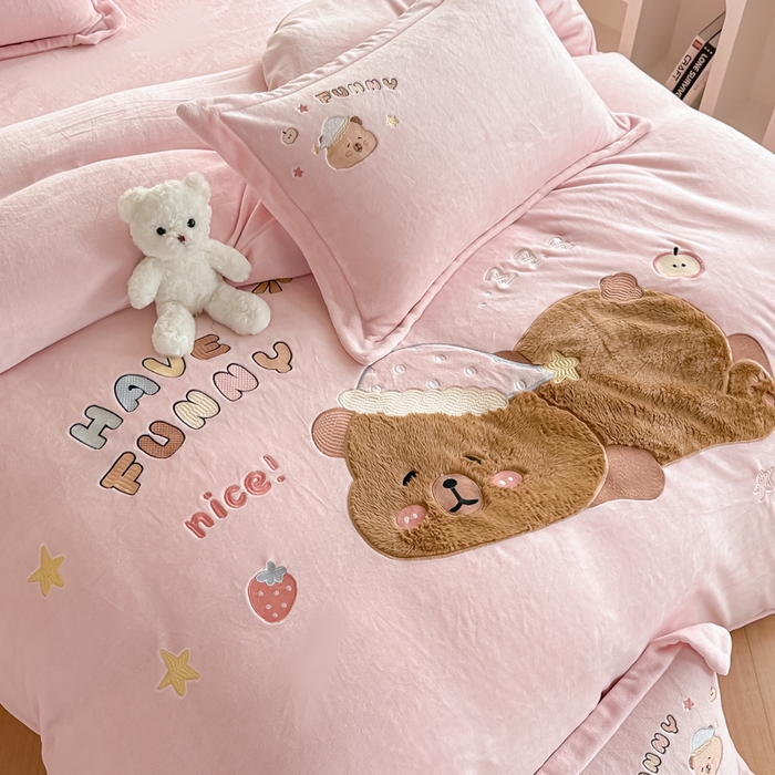 91家纺网 家纺一手货源 找家纺 金窝窝家纺 2025新款全消光高克重牛奶绒贴布绣四件套 卡皮熊-樱花粉
