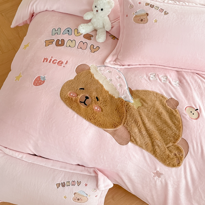 91家纺网 家纺一手货源 找家纺 金窝窝家纺 2025新款全消光高克重牛奶绒贴布绣四件套 卡皮熊-樱花粉