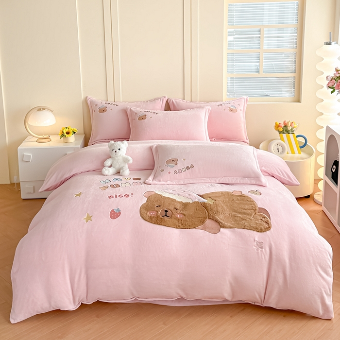 91家纺网 家纺一手货源 找家纺 金窝窝家纺 2025新款全消光高克重牛奶绒贴布绣四件套 卡皮熊-樱花粉,卡皮熊-樱花粉