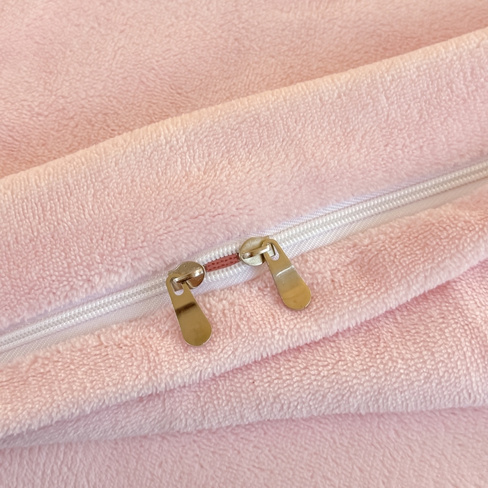 91家纺网 家纺一手货源 找家纺 金窝窝家纺 2025新款全消光高克重牛奶绒贴布绣四件套 卡皮熊-樱花粉