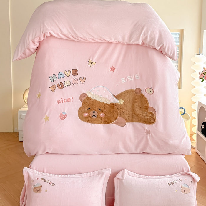 91家纺网 家纺一手货源 找家纺 金窝窝家纺 2025新款全消光高克重牛奶绒贴布绣四件套 卡皮熊-樱花粉